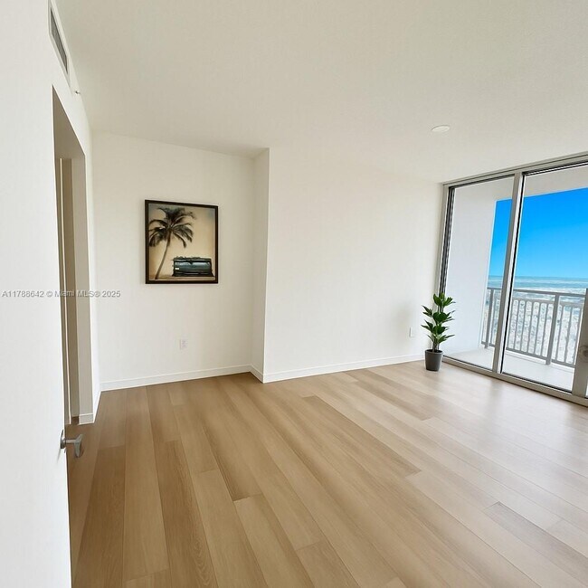 Building Photo - 1750 N Bayshore Dr