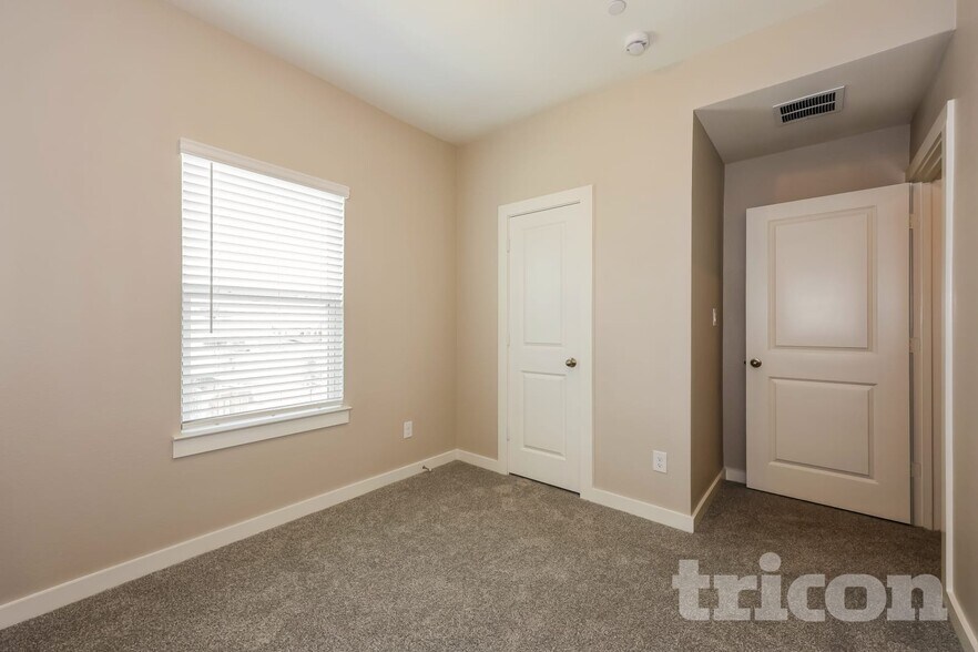 Building Photo - 3047 Whitetail Ln