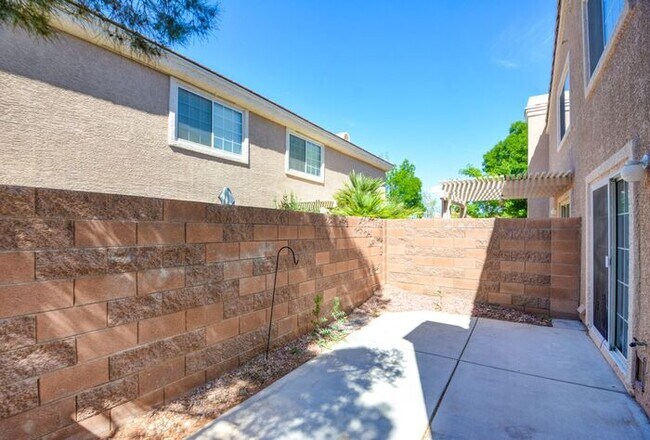 Building Photo - Renovated and Modern. This fantastic 2br in a gated community in Silverado Ranch has all the amen...