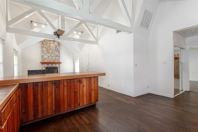 Building Photo - 9025 San Fernando Way