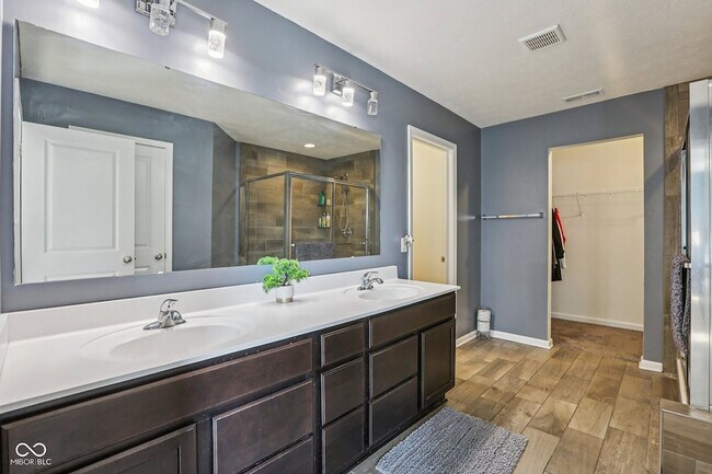 Building Photo - 6673 Laurelwood Dr