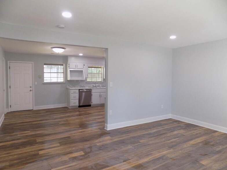 Living Room, Dining Area, Kitchen - 409 Longview Dr