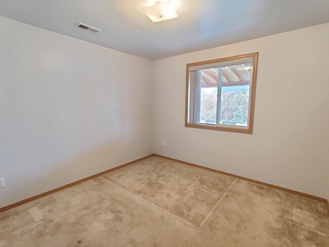 Building Photo - West Pasco Location close to Rd 100 interc...