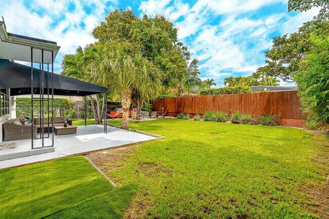 Building Photo - Fairway Drive, Miami Beach, FL 33141 - 3 B...