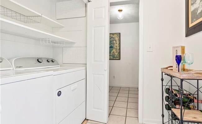 Building Photo - 2685 Meadowlawn Dr