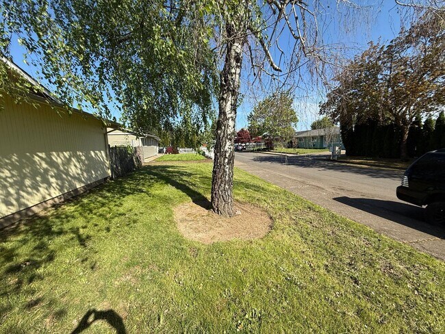 Building Photo - 1488 Palace Dr NE