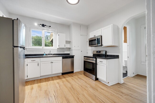 Building Photo - 253 Benton St
