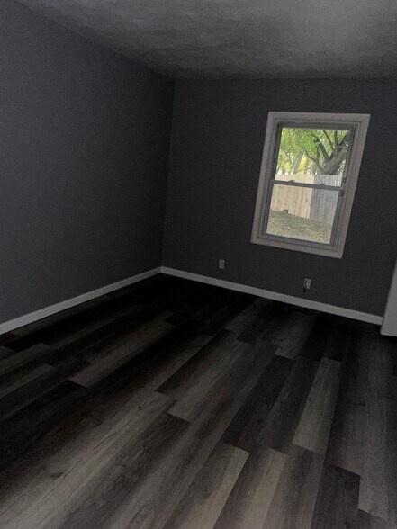 Building Photo - 4403 W Capri Ct