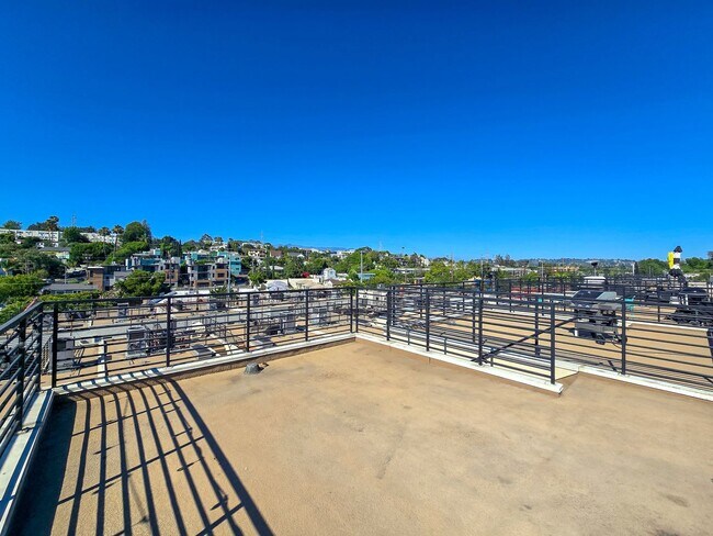 Building Photo - Luxury Townhome Centrally Located in Silver Lake!