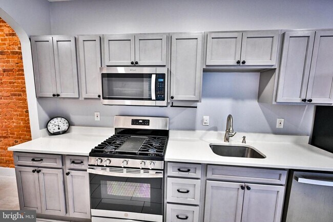 Building Photo - 1015 Riverside Ave