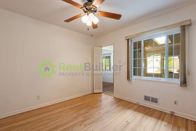 Building Photo - 3822 La Hacienda Dr NE
