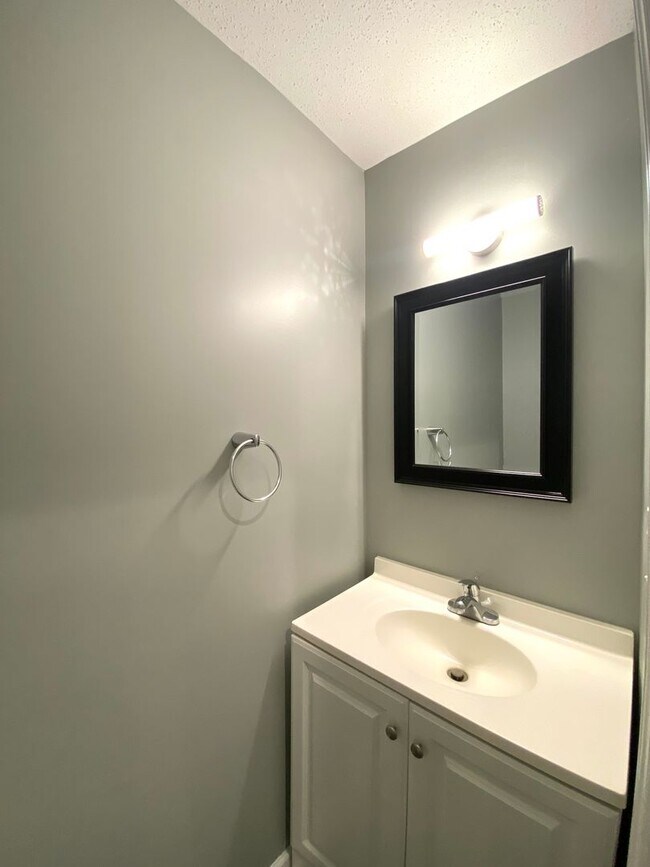 Building Photo - 1103 Rosebrook Dr
