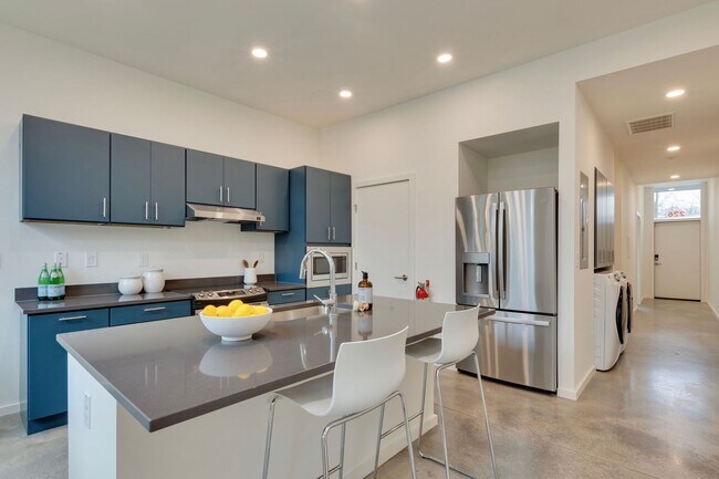 Building Photo - Professional Coliving - Private Room & Wal...