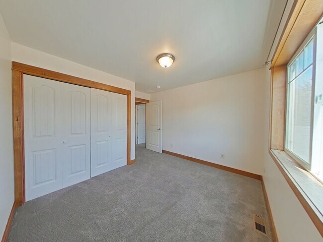Building Photo - Beautiful 3 bedroom, 2 1/2 bathroom, townhouse with attached garage!