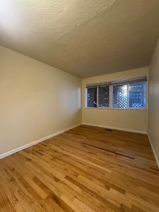 Building Photo - 5-Bed, 3-Bath in South Eugene