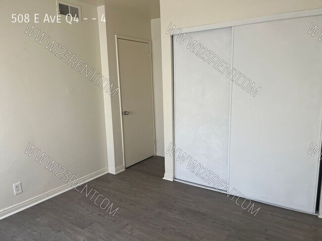 Building Photo - 508 E Ave Q4