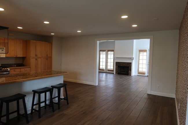 Building Photo - Beautifully Renovated 3 Bed 2 Bath on 17th Av South of Northern