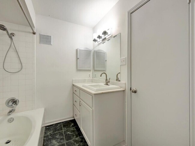 Building Photo - 1601 S Shepherd Dr