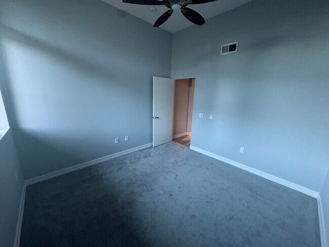 Building Photo - 810 E Palm Canyon Dr