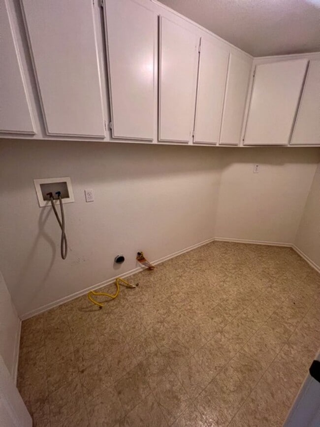 Building Photo - Large 4 bedroom Murrieta home with a loft ...