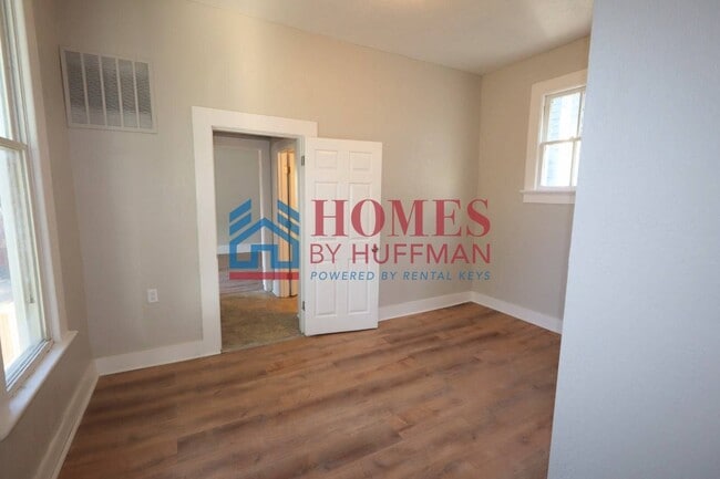 Building Photo - Two Bedroom House | Garage