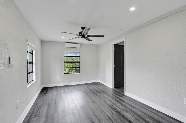 Building Photo - 234 NE 14th Ave