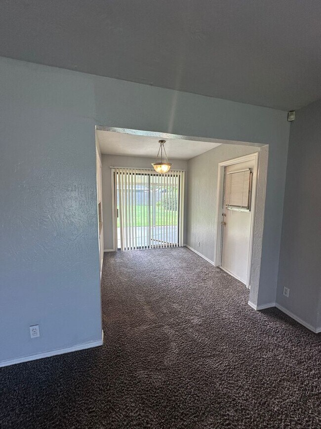 Building Photo - 4844 Woodview Dr