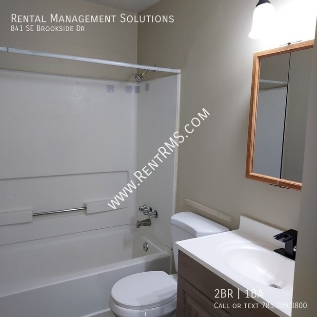 Building Photo - 841 SE Brookside Dr