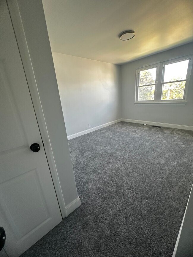 Building Photo - Beautiful newly renovated home in the Midd...