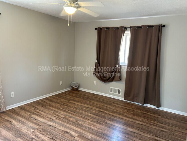 Building Photo - 310 Gail Dr