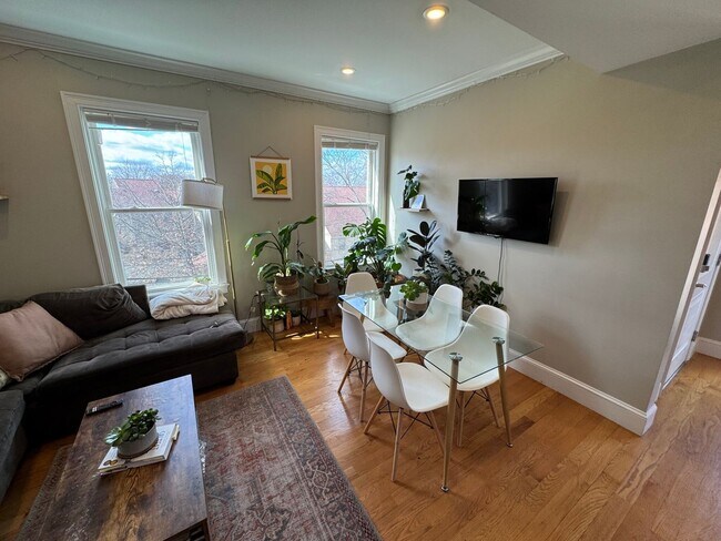 Building Photo - In-Unit Laundry, Central Heat/AC, Parking ...