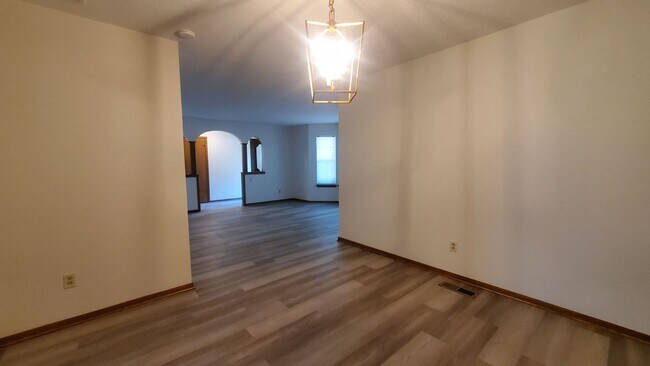 Building Photo - (3) Bed/(2.5) Bath Home on Cul-de-Sac Street AVAIL NOW!