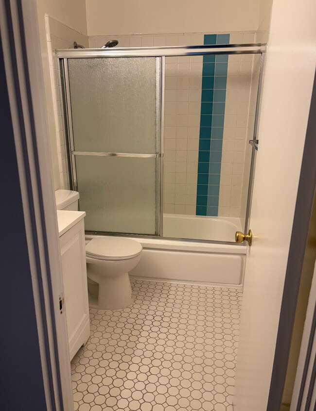 Bathroom - 550 N Serrano Ave