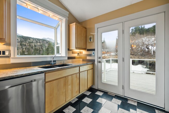 Building Photo - 16131 Black Bear Dr