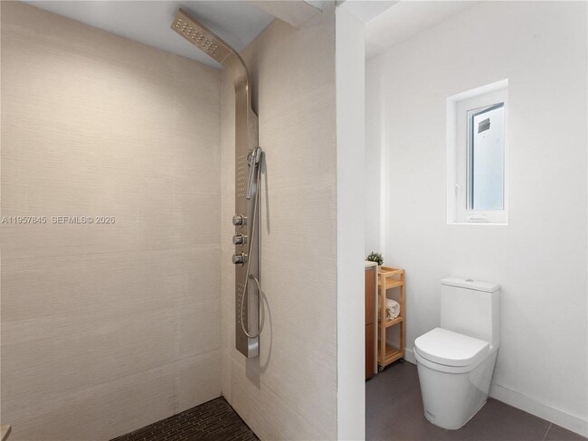 Building Photo - 727 14th Pl