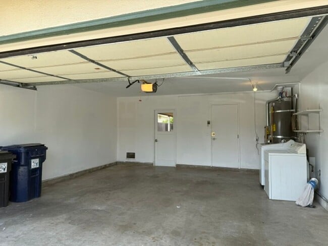 Building Photo - 583 Bridge St