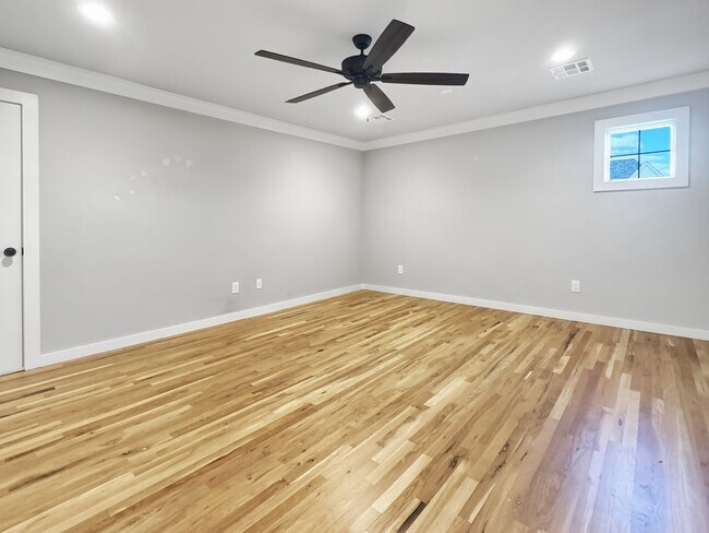 Building Photo - High-End Executive Living in Gated South Tulsa Community