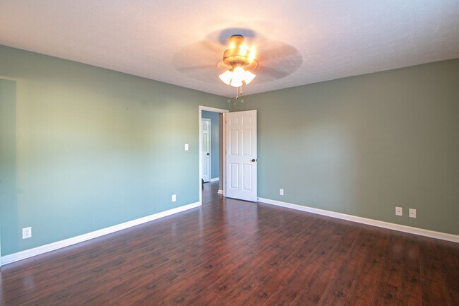 Building Photo - 570 Somerset Ln
