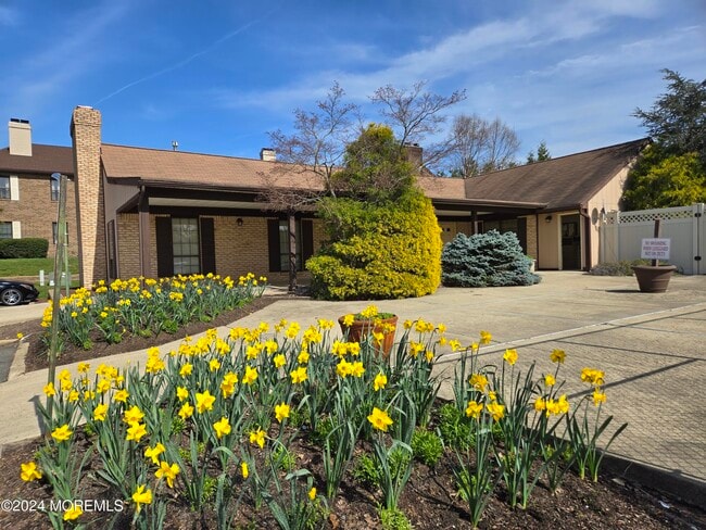 Building Photo - 912 Wellington Pl