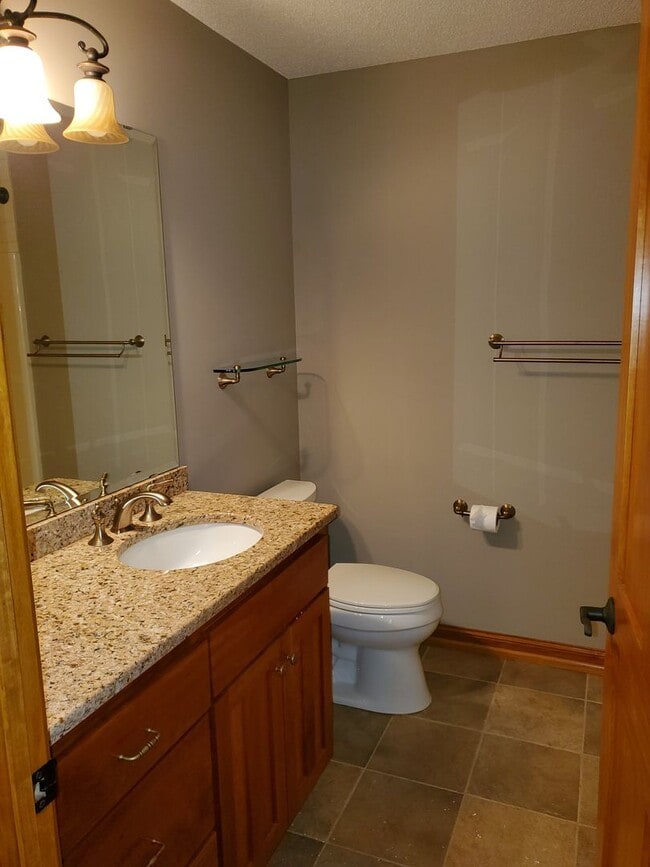 Building Photo - STUNNING, 5 BEDROOM AND 5 BATH TWIN HOME F...