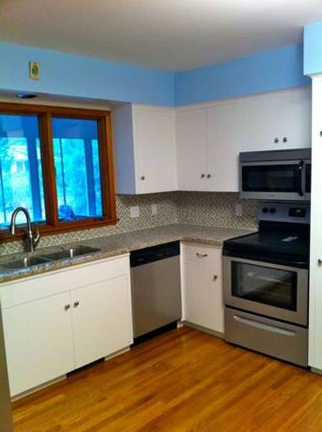 Building Photo - 3 Bedroom, 2 bath house close to UIHC and Kinnick.