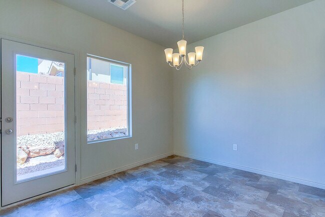 Building Photo - 4 Bedroom End Unit in Sienna Hills! Small Dog Friendly!
