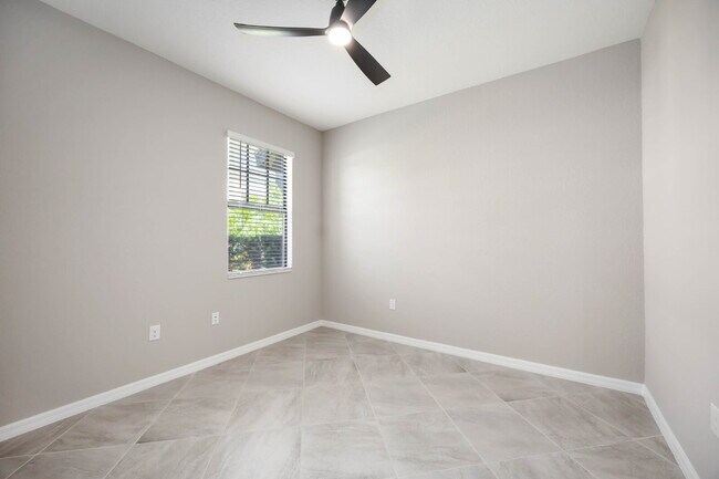 Building Photo - "Spacious 2-Bed, 2-Bath W/Den Condo Retrea...