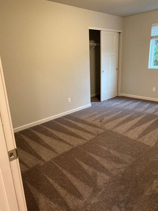 Building Photo - AVAILABLE NOW!!! 4BD/3BA - Pet friendly + Fenced Yard & Washer/Dryer Included - Great South Locat...