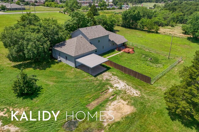 Building Photo - 900 N Harrah Rd