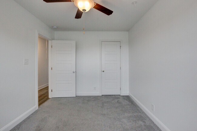 Building Photo - Fresh and so Clean Clean Close to Everything!