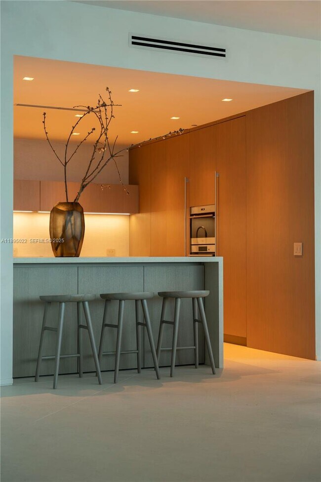 Building Photo - 5959 Collins Ave