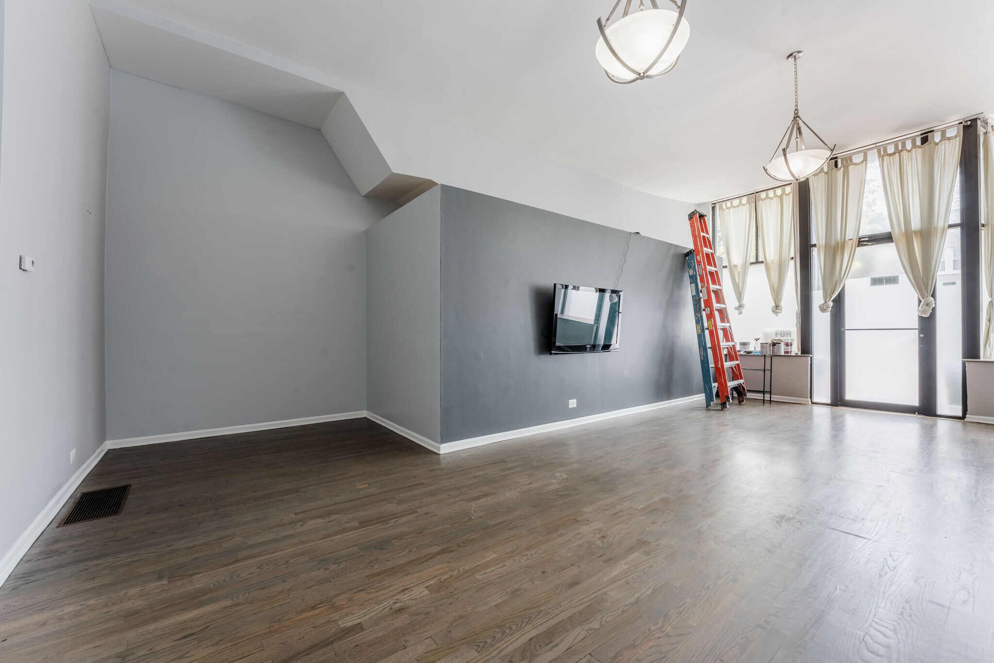 Building Photo - 1876 N Hoyne Ave