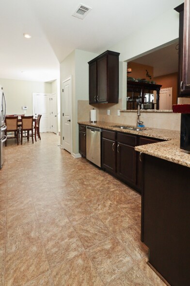 Building Photo - 4010 Lake Manor Way