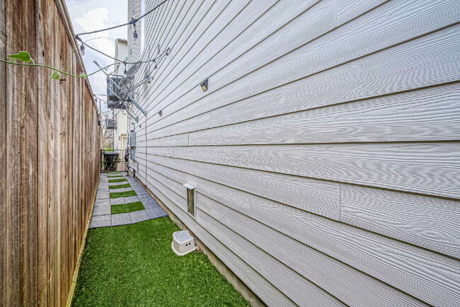 Building Photo - Modern home with 3 bedrooms, 3.5 bathrooms...